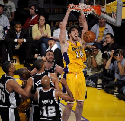 AGX31. LOS ANGELES (EEUU), 29/05/08.- El español Pau Gasol de los Ángeles Lakers clava la bola en la cesta de los Spurs de San Antonio durante el tercer cuarto del juego cinco de las finales de la conferencia oeste de la NBA que se disputa hoy, 29 de mayo de 2008, en el Staples Center de Los Ángeles, California (EE.UU.). El ganador de la serie entre los Lakers y los Spurs avanzará a la final de la NBA contra el ganador de la conferencia este que se definirá entre los Pistones de Detroit y los Celtics de Boston. Los Lakers lideran la serie tres a uno. EFE/ANDREW GOMBERT