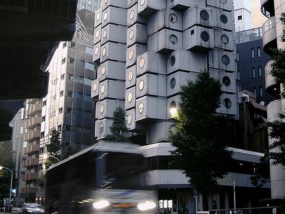 La torre Nakagin (1970-1972), en Tokio, tiene una columna central a la que "se enchufan" cápsulas residenciales para acceder a suministros y servicios.