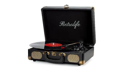 Si tu pareja disfruta coleccionado o escuchando vinilos, este regalo es una buena opción. TRYNNAY.