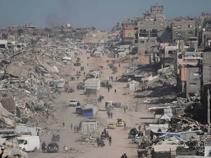 Desplazados palestinos huidos de Beit Lahia en medio de las operaciones militares israelíes llegaban el día 16 a Yabalia, en el norte de la Franja.