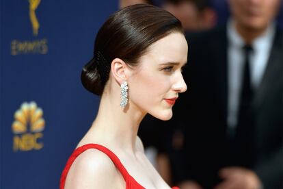 Rachel Brosnahan, ganadora por su papel en The Marvelous Mrs. Maisel, lució un elegante moño bajo tan sencillo como efectivo. Pura inspiración. Ojo a la fila de horquillas negras que lleva en uno de los laterales.