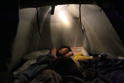 Luz Pérez duerme en una tienda de campaña cerca de su hogar que fue dañado.