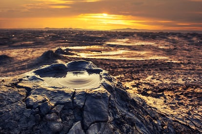 Uno de los volcanes de lodo que aparecen encima de las reservas de gas y petróleo en Azerbaiyán.