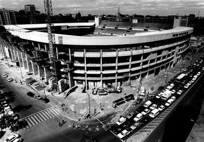 Durante los primeros años de los noventa el estadio sufrió varias ampliaciones de las tribunas bajas y altas hasta llegar a los 106.000 espectadores, para compensar la pérdida de capacidad exigida para el Mundial de 1982.