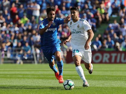 Asensio conduce la pelota ante Bergara.