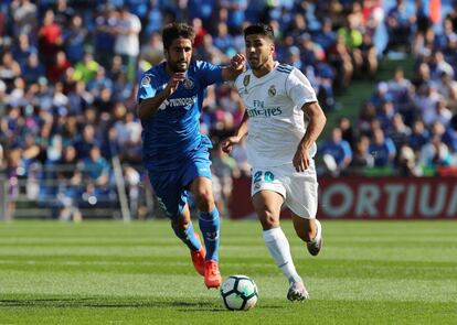 Asensio conduce la pelota ante Bergara.