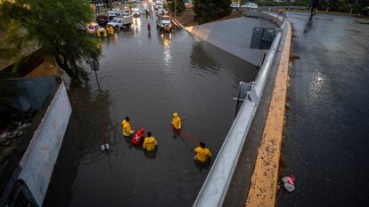 Integrantes de Protección Civil trabajan en un desnivel inundado en Monterrey, el 19 de junio.