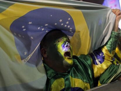 Un hincha de Brasil exhibe la bandera de su país.