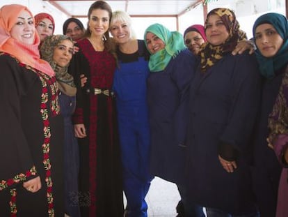 La reina Rania visitando un centro social en Jordania.