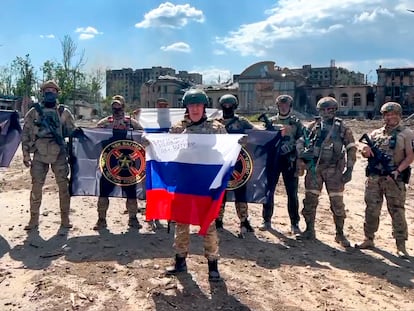 Yevgueni Prigozhin, jefe de la compañía militar Wagner, sostiene una bandera rusa delante de sus soldados en Bajmut (Ucrania), el pasado 20 de mayo.