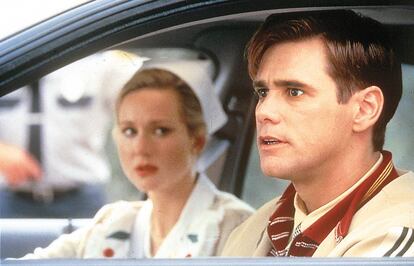 Un fotograma de la película 'El show de Truman', con Jim Carrey en primer término y, a su lado, Laura Linney.