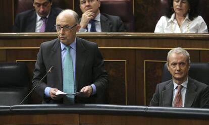 Luis de Guindos junto a Cristóbal Montoro, en el Congreso.