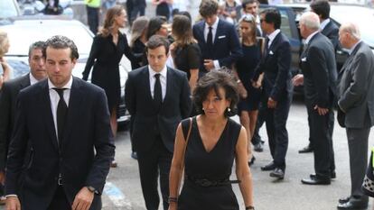 Ana Patricia Botín, en el funeral de su padre, seguida de sus hermanos y sobrinos.