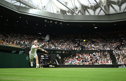 Rublev hits the London Central, with the closed cover.