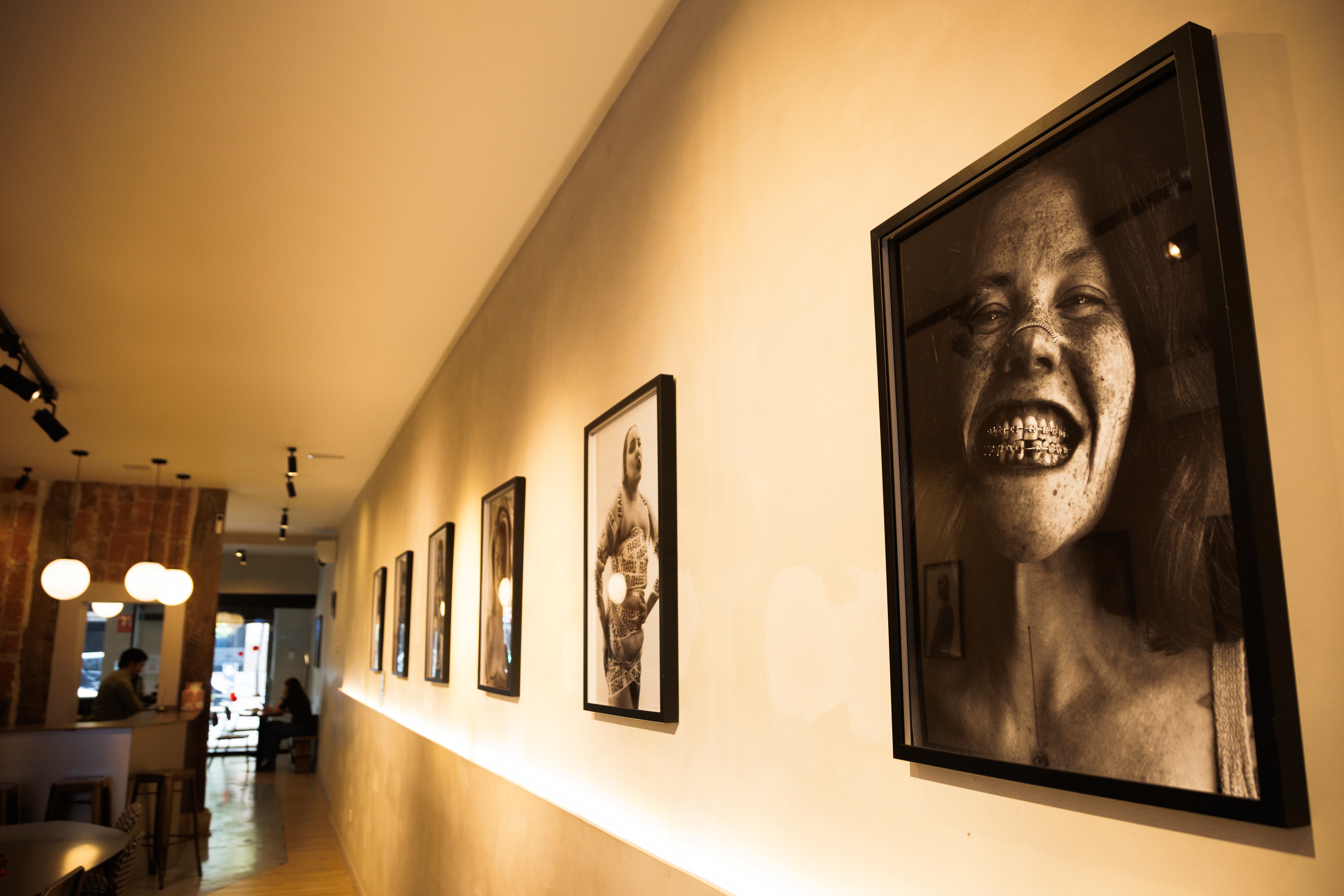 Interior de la cafetería y galería de arte Escala House, con la exposición temporal de la fotógrafa Lucía Lamata, en Madrid.