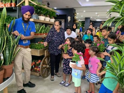 Un grupo visita el Dubái Garden Center.