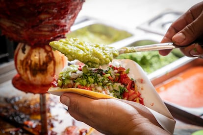 Preparación de un taco de adobada en El Compita, el 2 de julio.