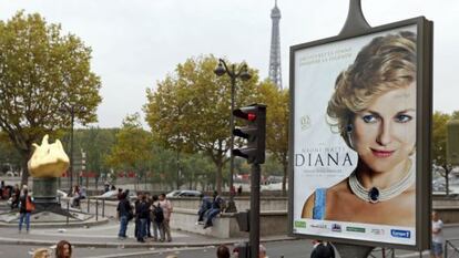 Una de las vallas de la película sobre Diana de Gales, situada en París.