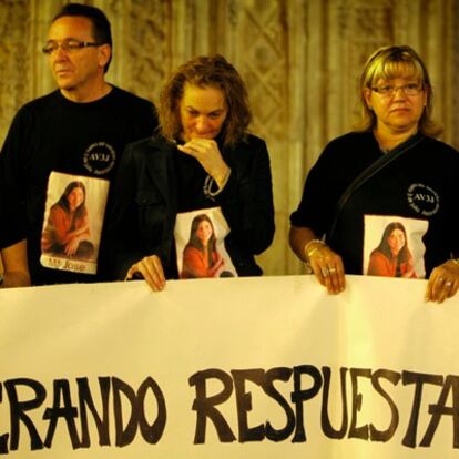 Familiares de las víctimas del accidente del metro, ayer, en la concentración de la plaza de la Virgen de Valencia.