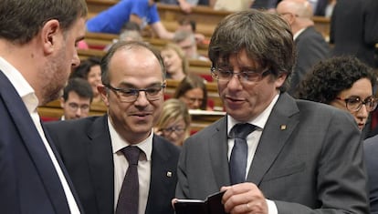 Carles Puigdemont junto con Jordi Turull y Oriol Junqueras.