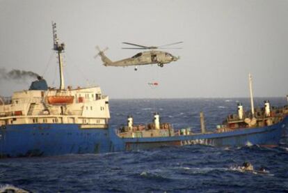 El helicóptero de la fragata <i>Victoria</i> sobrevuela el <i>Rim</i> tras evitar que fuera capturado de nuevo por piratas.