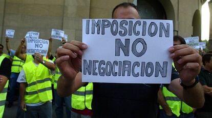 Agentes de la Policía Foral de Navarra reclaman contra el decreto que regula sus condiciones de trabajo en 2004.