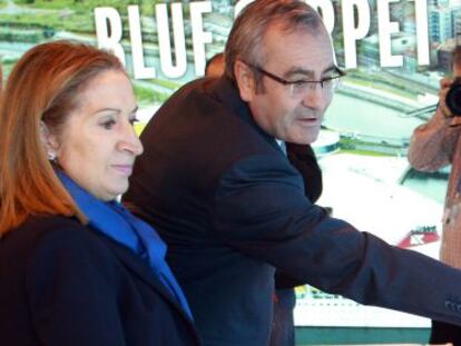 La ministra de Fomento, Ana Pastor, con el presidente de Puertos del Estado, Jos&eacute; Llorca.