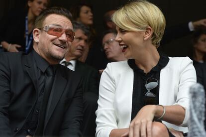 La actriz Charlize Theron y Bono durante el funeral.