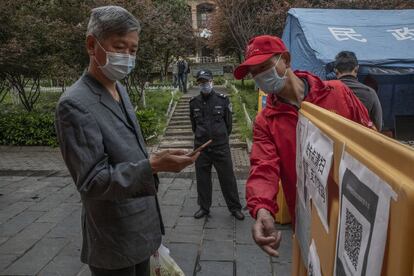 Un control de seguridad en Wuhan, el 10 de abril, donde los ciudadanos tienen que escanear un código QR al entrar y salir de la zona.