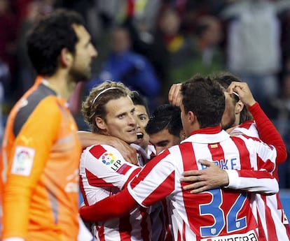 Forlán celebra su gol con Agüero, Reyes, Koke y Ujfalusi.