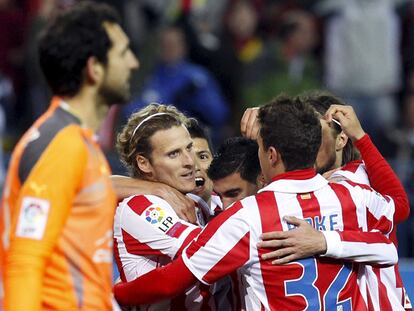 Forlán celebra su gol con Agüero, Reyes, Koke y Ujfalusi.