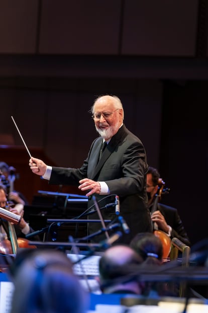 John Williams dirige a la orquesta en un momento del concierto.