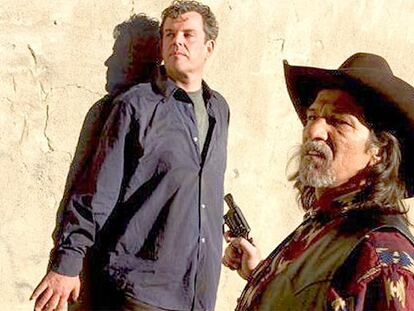 Danny Huston, a la izquierda, en un escena de <i>Silver City.</i>