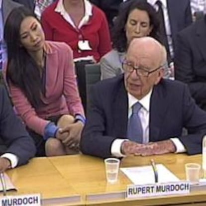 Rupert Murdoch y su hijo James declarando ante el Comité de Medios de Comunicación de la Cámara de los Comunes sobre el escándalo de las escuchas del 'News of the World'