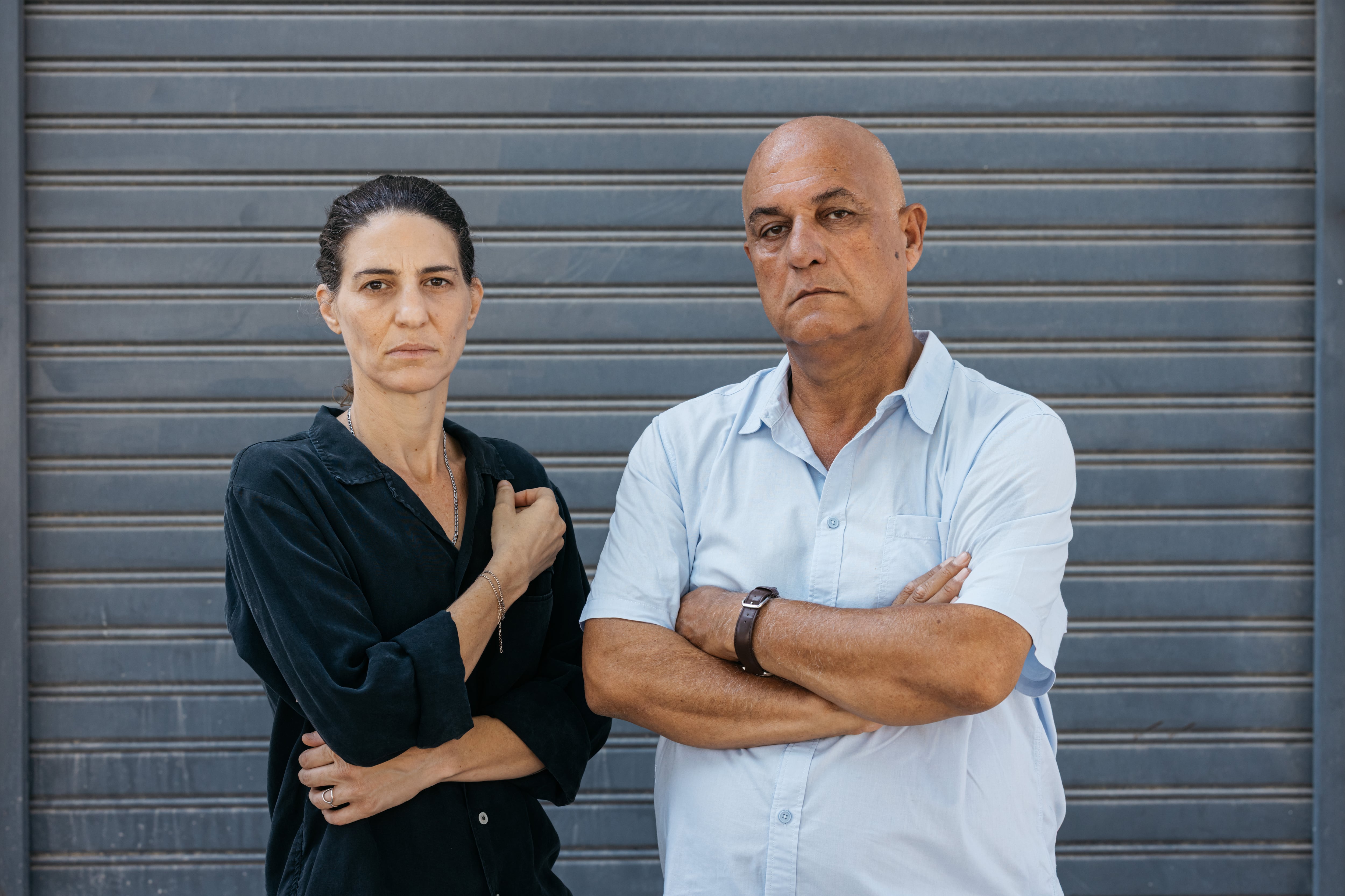 Desde la izquierda, Yuli Novak y y Karim Yubran, respectivamente directora ejecutiva y director de investigación de campo de B'Tselem, este miércoles en Tel Aviv. 