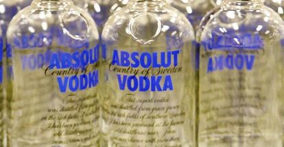 Botellas vac&iacute;as de Absolut Vodka, marca de Pernod-Ricard.