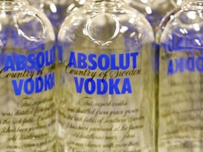 Botellas vac&iacute;as de Absolut Vodka, marca de Pernod-Ricard.