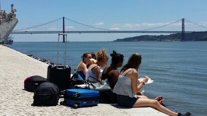 Lisboa. Unas turistas comen junto al Tajo. 
