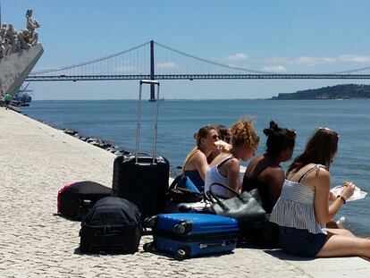 Lisboa. Unas turistas comen junto al Tajo.