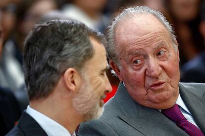 Juan Carlos, junto a su hijo, el Rey Felipe VI, durante la ceremonia de entrega de los Premios Nacionales del Deporte 2017.