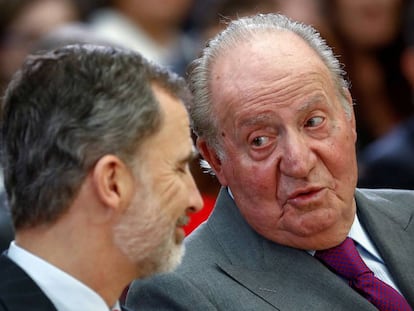 Juan Carlos, junto a su hijo, el Rey Felipe VI, durante la ceremonia de entrega de los Premios Nacionales del Deporte 2017.