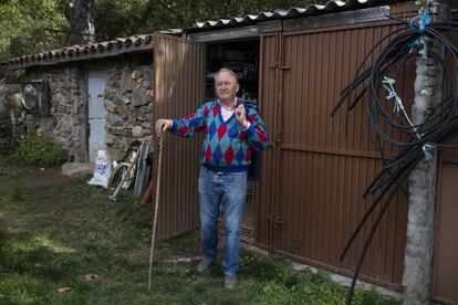 José, vecino de Horcajo de la Sierra, en su huerto. El pueblo todavía no ha registrado ningún contagio por coronavirus.