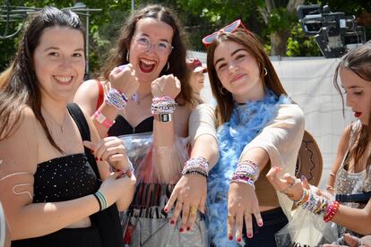 Un grupo de 'swifties' andaluzas enseñan sus brazaletes de la amistad, antes de entrar al concierto de Taylor Swift en Madrid. 