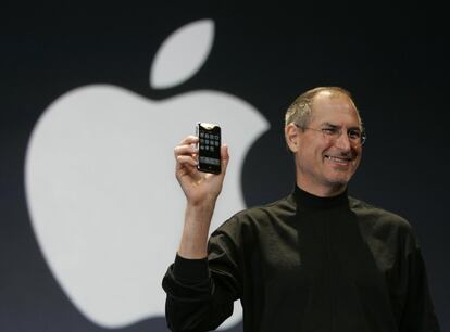 El primer iPhone: El 9 de enero de 2007, Steve Jobs, fundador de Apple, saca al mercado la primera versión del iPhone con la promesa de “reinventar el teléfono”. Entre las principales características está la pantalla táctil y multimedia con un tamaño de 3,5 pulgadas. Además, presenta 128 MB de memoria RAM, una cámara de 2 megapíxeles y 4 GB de almacenamiento. Más tarde, salió a la venta un modelo con capacidad de 8 GB y otro de 16 GB. Pese a que la mayoría de móviles de esa época tenían conexión 3G, este iPhone solo se conectaba a redes 2G, por lo que la navegación era más lenta. Una de sus señas de identidad es el sistema operativo iOS, mejorable mediante actualizaciones en la App Store. 
