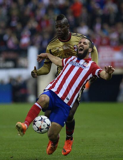 Balotelli le hace una entrada a Arda Turan.