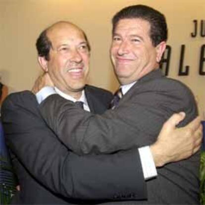Ortí, a la derecha, recibe la felicitación del consejero Manuel Llorente, tras confirmarse su triunfo.