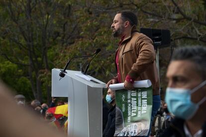 Santiago Abascal sujeta un cartel de Vox durante un mitin en Hortaleza el 20 de abril.