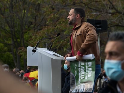 Santiago Abascal sujeta un cartel de Vox durante un mitin en Hortaleza el 20 de abril.