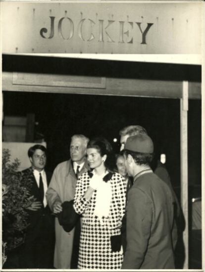 Jacqueline Kennedy sale del restaurante Jockey. 