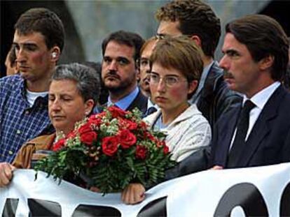 El presidente Aznar, junto a la viuda y los hijos de Jon Javier Mújica, tras el funeral celebrado en Leitza.